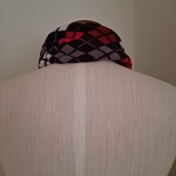 St. John's Bay Kids Red & Black Diamond Pattern Fleece Scarf w/ fringes 10"X56" - Picture 7 of 13